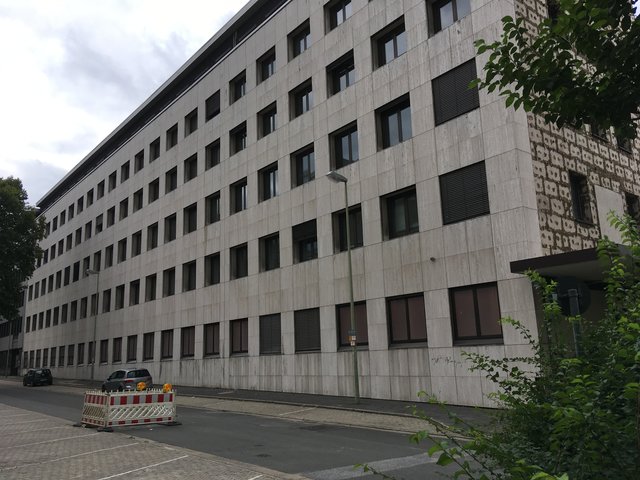 Hier steht es noch,das ehem.Verlagshaus DIE WELT seit fast 80 Jahren. Da schreit niemand auf das ist doch auch ein Kulturdenkmal ,so wie die zahlreichen ehem. Zechen im Revier.Hier wurde auch Geschichte geschrieben in der Sachsenstraße und es waren auch sehr viel Arbeitsplätze .Ok es sind keine Schönheiten mehr diese alten Verlagshäuser und es soll bald alles viel schöner werden ,aber Geschichte wird das was jetzt neu entsteht nicht schreiben.