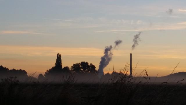 Sonnenaufgang über den Feldern von Niederaden.