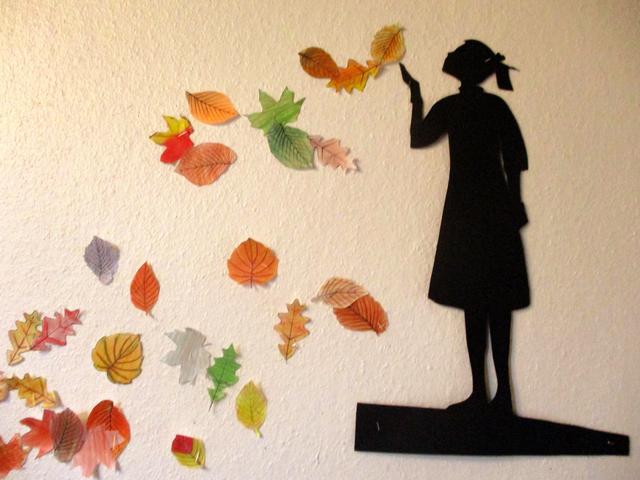 *Schattenfigur mit Herbstlaub*