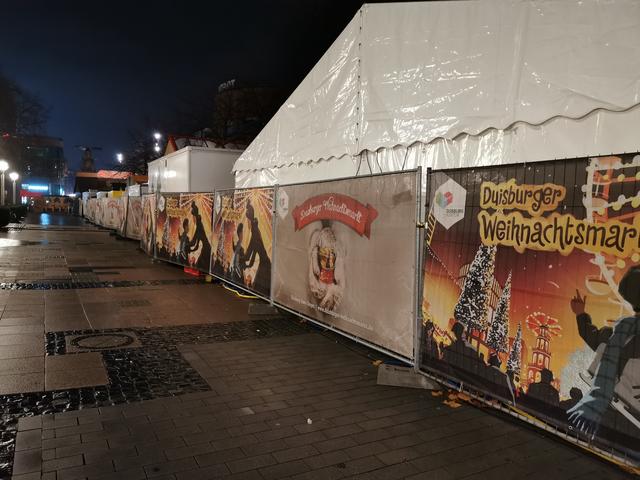 Frühmorgens hinterm Weihnachtsmarkt