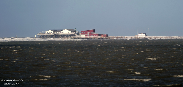 Bei Sturm wurde der Strand komplett überspült und das Lokal war nur noch über Stege zu erreichen.
Foto: © Rainer Bresslein