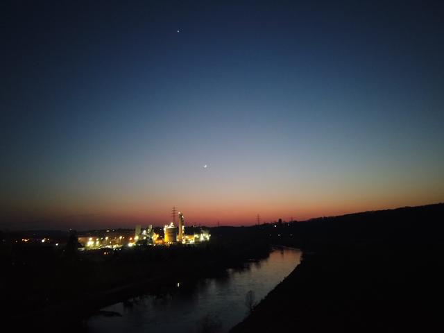 Air Products an der Ruhr, darüber Sichelmond und Abendstern - und das Ganze mit Abendrot garniert ...