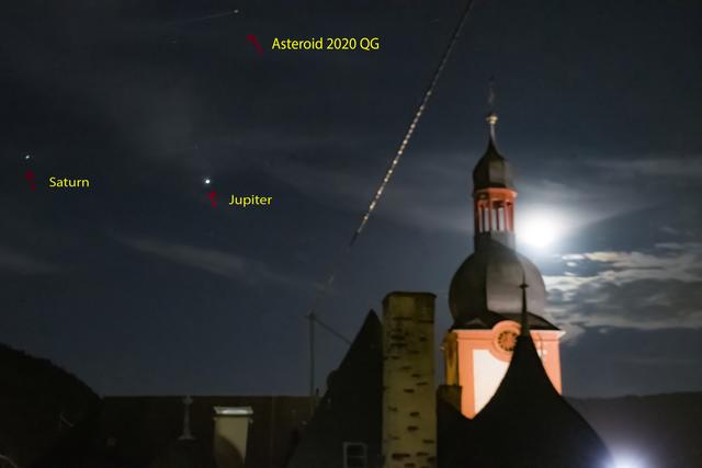 Bild habe ich aufgenommen 27.08.2020 um 21:08 Uhr.
Mit einem Abstand von nur 2950 Kilometern rast 
Asteroid 2020 QG an der Erde vorbei.