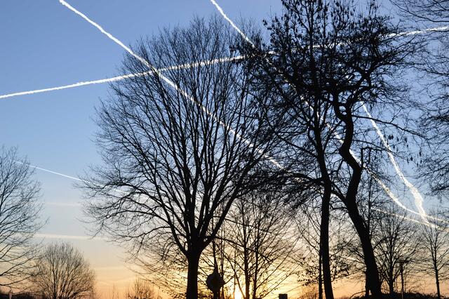 Dieser wunderschöne Sonnenaufgang über Langenbochum bringt es an den Tag, diese klaren Konturen der Bewegung am Firmament, als würde man den Himmel in klare Teile aufteilen. Gesehen und fotografiert von Siegfried Walter aus Langenbochum. M. f. G.