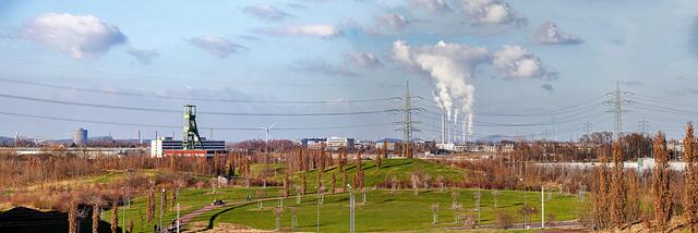 Zu sehen am Horizont das Alpincenter Bottrop, Kokerei
Prosper, Förderturm der Zeche Amalie und Kraftwerk
Scholven.