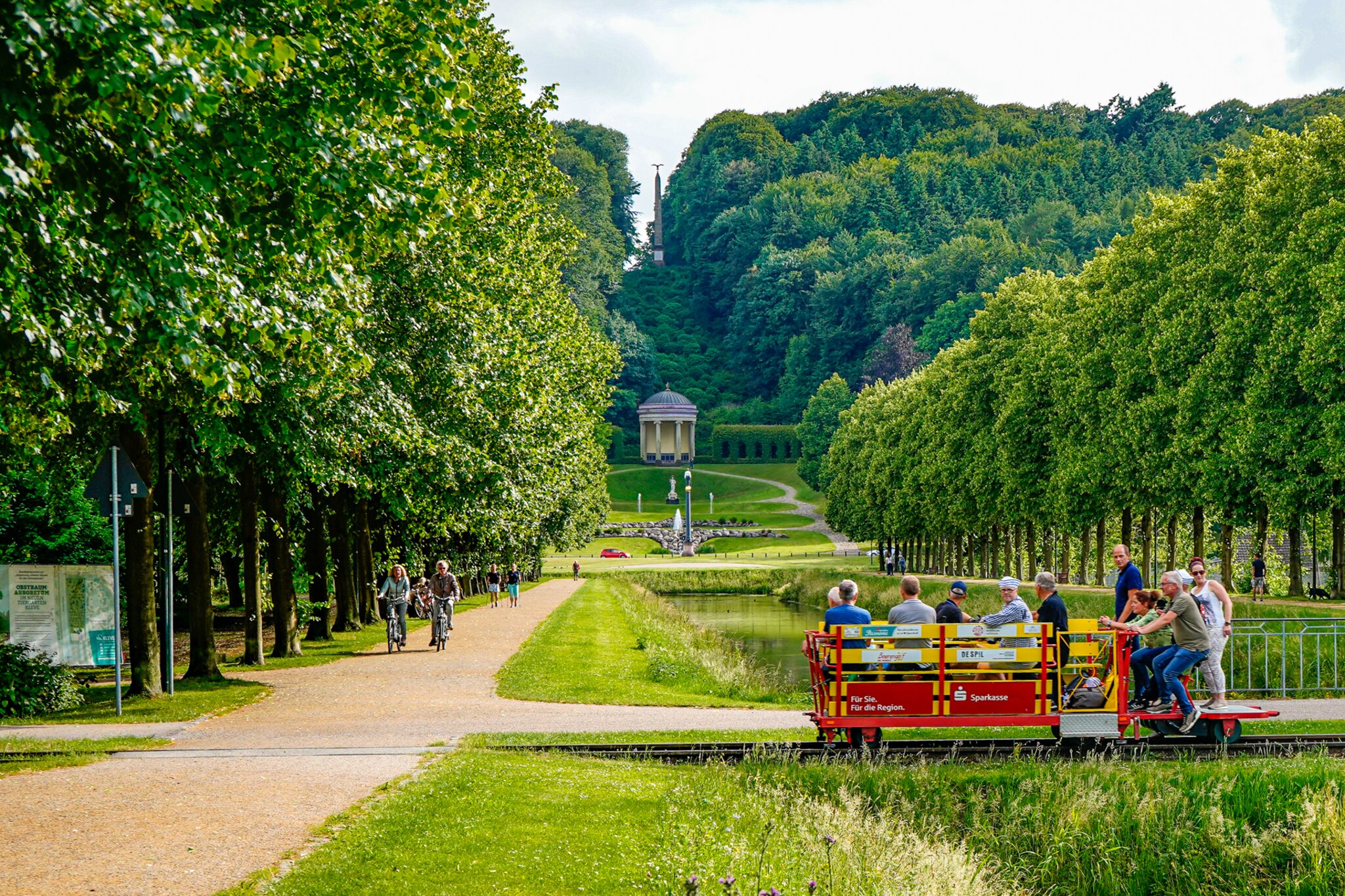 Draisinenspaß am Amphitheater des historischen Parks " Neuer Tiergarten