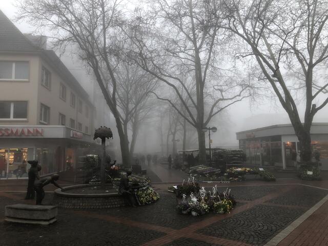 Markt im Nebel