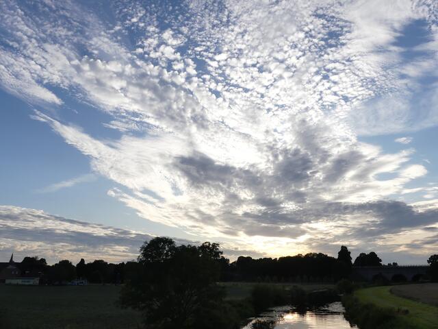 "Um den Himmel zu berühren, muss man ihm nur ein bisschen näher kommen".
Anthony T. Hincks | Foto: Eveline Frietag