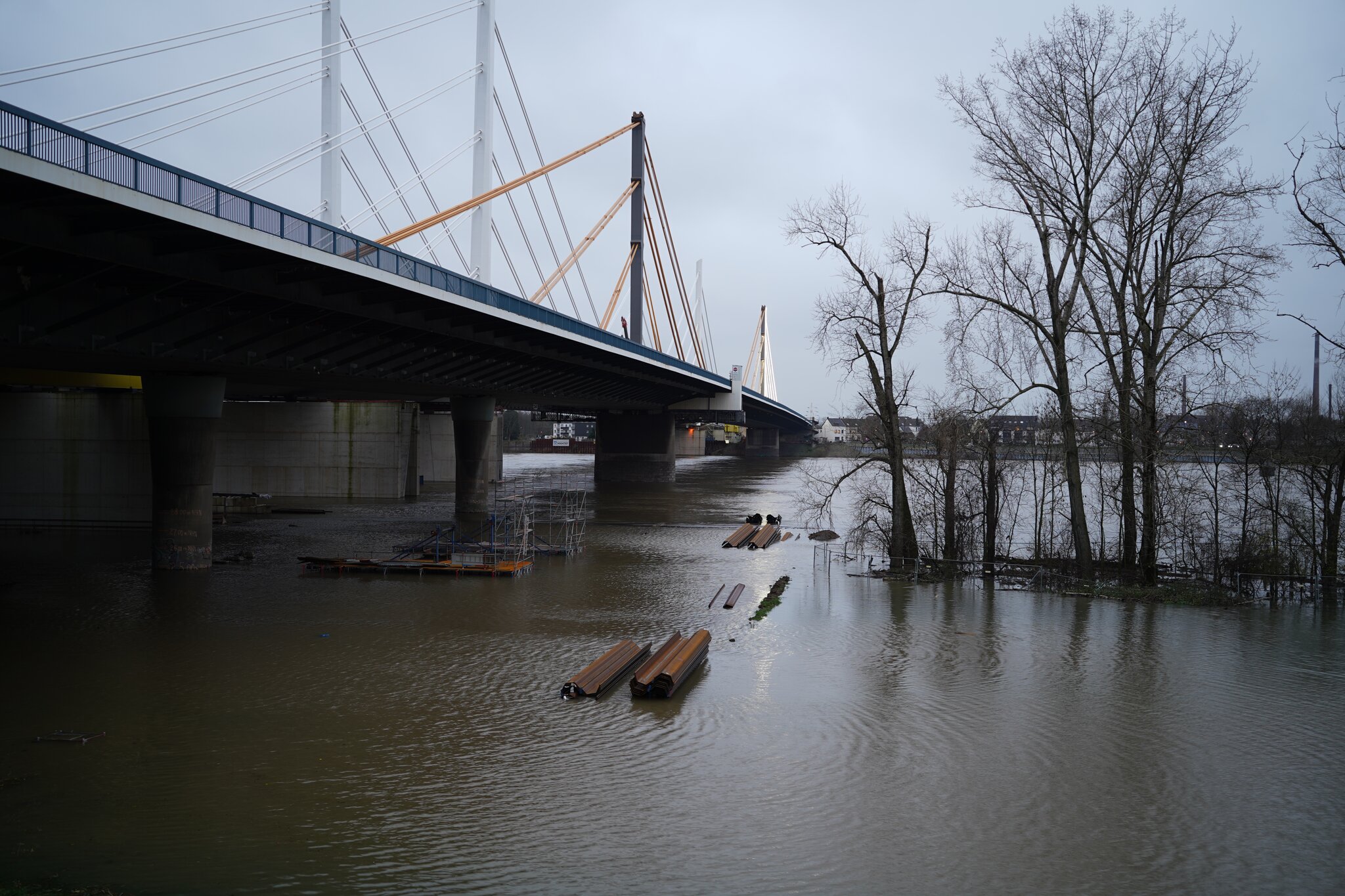 Die alte und neue Rheinbrücke stehen im Rheinwasser
