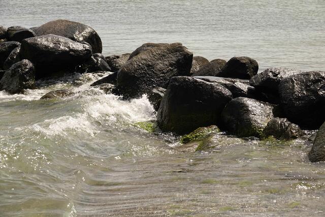 Wenn ich schlechte Gedanken habe, gehe ich ans Meer. Das Meer ertränkt sie in seinem Rauschen, reinigt mich und gibt mir wieder einen klaren Rhythmus vor, wenn ich abgelenkt und verwirrt bin. (Rainer Maria Rilke)