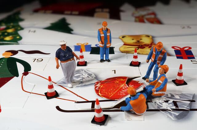 …das erste Türchen klemmt. Die kleinen Castroper sind sofort zur Stelle.
Allen einen schönen ersten Advent. 