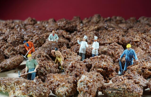 Erst wurden die Mandeln in der Pfanne "veredelt", anschließend mussten sie auf dem Backpapier voneinander getrennt werden. Diese Aufgabe haben die kleinen Castroper gerne übernommen, denn zur Belohnung durften sie die Mandeln probieren. ;-)