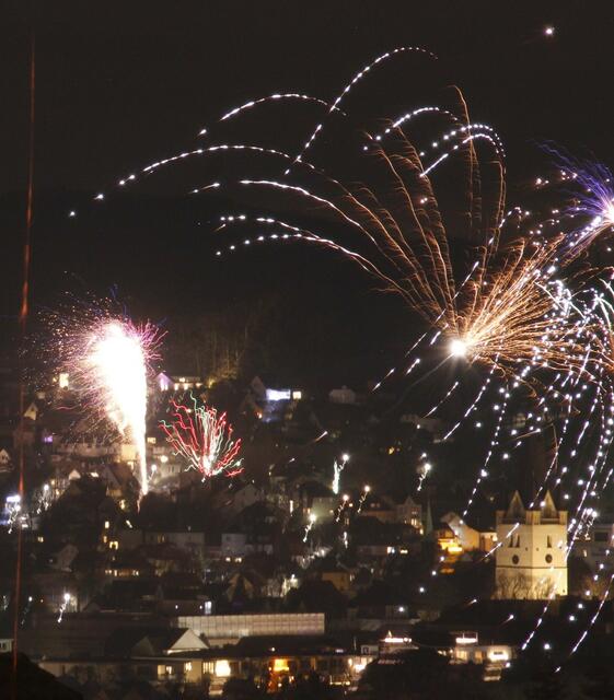 In Menden begrüßten viele Menschen mit Raketen das neue Jahr - und das bereits nicht erst um Mitternacht (welches zu teils hitzigen Diskussionen in den sozialen Netzwerken führte) | Foto: K. Rath-Afting