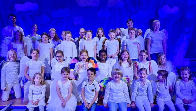 Am kommenden Samstag, 11. Januar, startet der Kinderchor nach den Auftritten beim Musikschulkonzert und an Heilig Abend wieder mit den Proben für ein neues Projekt: Am Sonntag, 29. Juni wird das Musical Zachäus im Gottesdienst aufgeführt. Es erzählt die Geschichte des geldgierigen Zöllners Zachäus, der sein Leben nach der Begegnung mit Jesus komplett ändert.  
Wer Interesse hat mitzusingen, ist herzlich zur Probe um 10.30 Uhr im Gemeindehaus Stift eingeladen. Weitere Termine sind am 25. Januar, 8. Februar, 22. Februar, 8. März, 22. März, 5. April. Weitere Infos und Kontakt bei der Leitung Ramona Timmermann unter 0175 / 87 89 638 oder ramona.timmermann@ekvw.de.
Foto: Timmermann