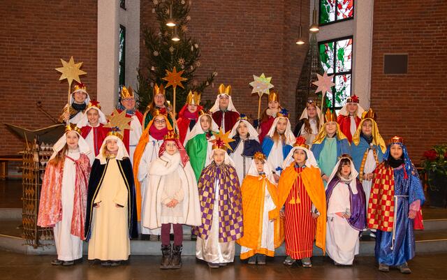 Am Samstag, 4. Januar, brachten die Sternsinger der St. Paulus-Gemeinde wieder in persönlicher Mission den Segen von Haus zu Haus. Freudig wurden unsere 23 Könige (darunter auch eine Erwachsenengruppe) erwartet und konnten neben den zahlreich angemeldeten Haushalten auch wieder fast alle Straßen des Lahrfeldes besuchen und Spenden für Kinder in Not sammeln. So freuen wir uns sehr, dass wir für die komplette Sternsinger-Aktion bisher Spenden in Höhe von 3.833,96 Euro bekannt geben dürfen. Die Gemeinde bedankt sich bei allen Spendern, unseren fleißigen "Sternsingern" und allen Beteiligten für ihre Mithilfe. Foto: Birgit Sturzenhecker

