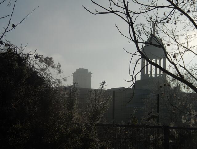 Links der fast fertiggestellte Garnisonkirchturm (die Haube kommt in 2 Jahren, rechts der Monopteros des großen Militärwaisenhauses | Foto: JK