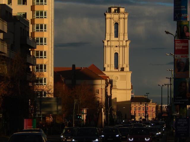 In der Mitte der Garnisonkirchturm (noch ohne Haube), rechts im Hintergrund der Brandenburger Landtag im wiederaufgebauten Stadtschloss mit rosafarbener Fassade | Foto: JK