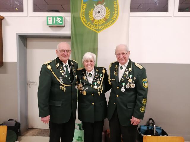 Eine besondere Ehrung erhielten auf der JHV des Schützenvereins Ruhrtal am vergangenen Wochenende das "Schützenehepaar" Luzie und Friedhelm Schröter. Für ihre Jahrzehntelange Treue zum Schützenverein und Schützenwesen, nicht nur in Fröndenberg, sondern auch über die Grenzen hinaus, wurden sie von Oberst Lothar Scheiter zu "Ehrenmitgliedern" ernannt.  (v.l.) Oberst Lothar Scheiter, Luzie und Friedhelm Schröter. Foto: Heinrich Weber