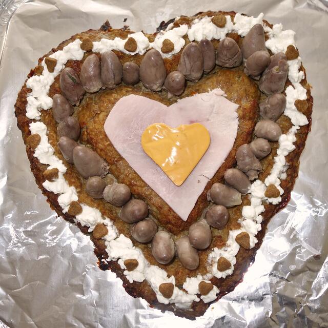 Smillas Valentinherz von Einstein (s Frauchen) bestehend aus Puten-Gemüse-Hackbraten garniert mit Hühnerherzen, Hüttenkäse und Trockenfutterherzchen. | Foto: Sabine Presnitz