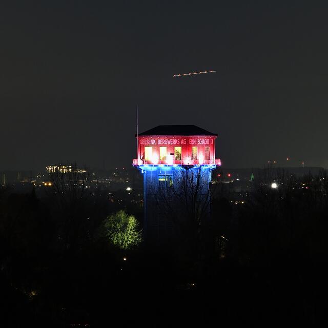 ERIN Schacht 3 von der Bergehalde Schwerin mit der Sonnenuhr aus gesehen. Die roten Lichter stammen von einem Verkehrsflugzeug. Aufgrund der langen Belichtungszeit von 10 Sekunden erscheint es als Strich.  | Foto: Günter Pfannenstein 