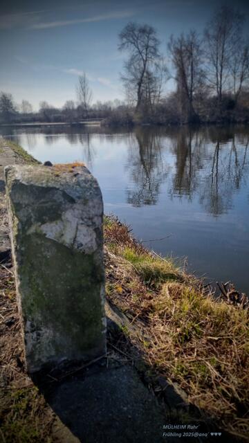 ganz entspannter friedlich-schöner SPAZIERGANG zu Zweit
vom Mülheimer Hauptbahnhof( mit öffis unterwegs, klar) bis zur Ruhr runter, am Wasserbahnhof MH vorbei... den Leinpfad entlang unter der Ruhrtalbrücke her bis nach Essen-Kettwig bei taumhaftesten´Frühlingswetter zum WELTFRAUENTAG♥♥♥
SOOO schön...
Einige Minuten/Stunden abschalten und mal´das Gefühl haben, es sei alles ... in Ordnung!?!♥
Isses´abba´nich´... !
Dennoch, oder gerade deswegen...Schönen Samstag gehabt zu haben und nun 
auch einen schönen, hoffentlich stressfreien SONNTAG!
:-)))