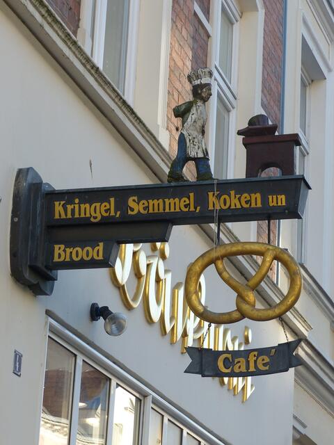 Wismar. Dort gab es mal eine Bäckerei. Kenne diese als solche nicht. Finde es gut, dass die Schilder trotzdem nicht aus dem Stadtbild verschwinden. Momentan ist dort ein Bekleidungsgeschäft.