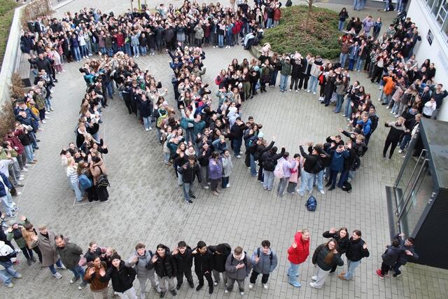 Ein „NO“ zu Rassismus, Hass und Hetze sagten am Freitag, dem 14.03.25, viele Mitglieder der Schulgemeinde des Städtischen Gymnasiums an der Hönne. Die Aktion #wesayno geht auf eine Initiative des Christian-Rohlfs-Gymnasiums Hagen zurück. Gemeinsam mit den AGs „Projekt: Respekt“ und „Diversität“ hatte die Schülervertretung zur Teilnahme aufgerufen: „Rechtsextreme Stimmen werden immer lauter, Ausgrenzung wird Teil des Alltags. Doch unsere Demokratie braucht Zusammenhalt, Offenheit und Respekt. Sie lebt davon, dass wir Einsatz füreinander zeigen, dass wir unsere Unterschiede akzeptieren und Gemeinschaft leben.“  | Foto: J. Schelte 