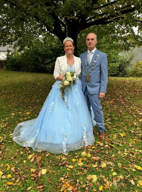 
Die Hüingser Schützensaison startet am Samstag, 5. April, ab 19.04 Uhr mit ihrem traditionellen Königsball in der Hüingser Schützenhalle, zu dem der BüSV Hüingsen zusammen mit seinem Königspaar Frank Überall und Manuela Rodrigues herzlich einladen. An dem Abend gibt es ein buntes kurzweiliges Musikrepertoire mit Spaß und Tanz und leckere Gerichte und Getränke. Hierauf freut man sich schon das ganze Jahr, so Pascal Kissmer als Vorsitzender. Um weiteres planen zu können, sollten sich alle Gäste möglichst bis zum 25. März unter folgender email anmelden: Hofstaat-Hueingsen2024-25@gmx.de anmelden oder über Handy 01573/5456413.  Foto: Wolfgang Exler