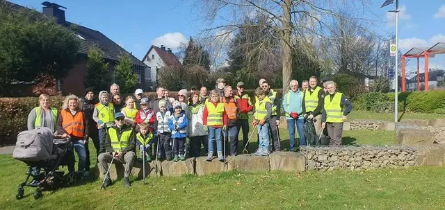 Wo Müll herumliegt, gesellt sich immer mehr dazu. Mehr als 40 Ardeyer aller Altersklassen wollten das nicht akzeptieren und haben mit einer gemeinsamen Sammelaktion dagegengehalten.
Zu finden gab es genug. Plastikverpackungen, Autoreifen, Bauschutt und zahlreiche Flaschen aller Art. Über die Gesamtmenge kann sich der Ardeyer Ortsheimatpfleger Klaus Böning immer nur wundern. Am Ende der Aktion zeigte sich wieder einmal, dass die Ortsdurchfahrt in Ardey und der Thabrauck die Statistik anführen. So konnte im Nachgang der Ortsteil Ardey auch den traurigen Rekord von über 30 gefüllten Müllsäcken erreichen. Die gemeinsame Müllsammelaktion fand ihren Abschluss bei Bratwurst und Getränken am Sportplatz des SV Langschede. Hier konnten die vielen kleinen Teilnehmer ihre Restenergie dann auf einer Hüpfburg oder beim Fußballspielen raus lassen. Hier trafen sie auch auf die zahlreichen Müllsammler aus den vier anderen Ortsteilen im Fröndenberger Westen.
Foto: Thomas Wern