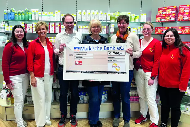 Einen Scheck über 700 Euro überreichte Andreas Köster und das Team der Köster Apotheke am Mittwoch, den 28. März an Christine Heyne und Marita Hill.
Die „Bärenrunde“ Menden ist ein Freundeskreis von mittlerweile 30 gesunden und psychisch betroffenen Teilnehmern, die sich zu wöchentlichen Gesprächsrunden, Entspannungsübungen und gemeinsamen Freizeitaktivitäten treffen. Die Treffen finden immer mittwochs um 18 Uhr in der Kaltenbachstraße 5 in Menden statt. Die Bärenrunde ist dem SKFM – Katholischer Verein für soziale Dienste in Menden als Trägerverein angeschlossen.
Familie Köster und das Team des SKFM bedanken sich ganz herzlich bei allen „Talerspendern“ für die Unterstützung. Foto: Apotheke Köster