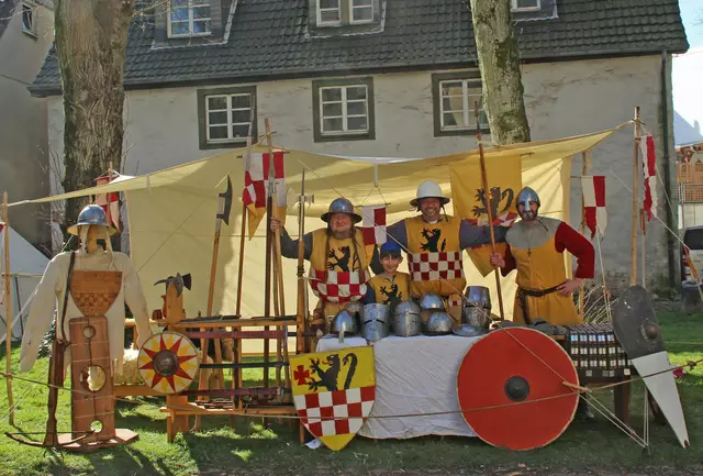 "Es herrscht gerade Markfrieden" versicherten die Altenaer Ritter. Ansonsten könnte man mit den Mendener Rittern kein friedliches Wochenende verbringen. Die Ritter sind wieder da beim Mendener Frühling. Am morgigen Sonntag ist zudem verkaufsoffen von 13-18 Uhr. | Foto: K. Rath-Afting