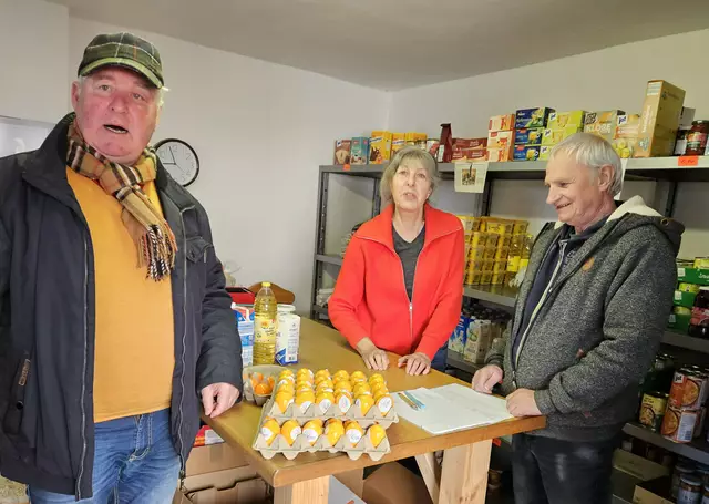 Die Freien Wähler/Unabhängige Wählergemeinschaft Menden e.V. hilft in diesem Jahr mit einer Ostereier-Spende auch denen die zum Osterfest weniger haben eine kleine Freude und schöne Feiertage zu genießen. Die Übergabe der Spende erfolgte durch Detlef Albrecht, Ratsmitglied und den 1.Vorsitzenden der FW/UWG Menden e.V. Bruno Homberg für den De Cent-Laden in Menden-Lendringsen. Foto: FW/UWG Menden 