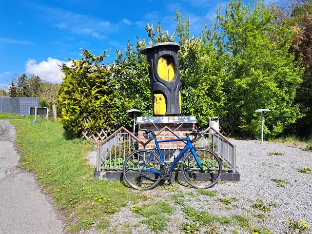 Die Eule in Fröndenberg; Ein Berg und mit Legendenstatus. Hier holte Erik Zabel im Rahmen der Deutschlandtour 2006 wichtige Bergwertungspunkte, untypisch für einen Sprinter. 
Wir fuhren auf einer Ostertour von rund 115 Kilometertour (Gevelsberg, Hagen, Ruhrtalradweg, Fröndenberg, Unna, Dortmund, Witten) die Eule hoch, allerdings langsamer. Oben lockte zur Belohung das Radsportdenkmal und eine Pause an einer Dortmunder Brauerei.  | Foto: Patrick Jost