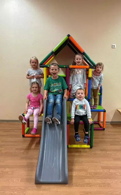 Die Kinderaugen der Kinder aus dem städtischen Famili-enzentrum Vincenz strahlen. Dank dem Förderverein der Kita steht von nun an ein neuer Kletter-turm mit Rutsche in der Turnhalle. Die Kinder haben sich wahnsinnig darüber gefreut und haben viel Freude dabei, den Turm zu erklimmen. Das Familienzentrum Vincenz bedankt sich herzlich beim Förderverein im Namen aller Kinder und des Kitapersonals.
Bild: Smarsy/Stadt Menden