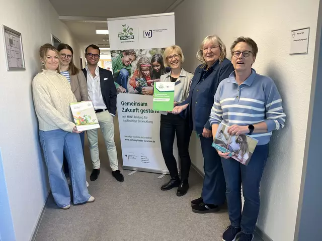 Eine weitere Würdigung für das Placida-Viel-Berufskolleg: Seit fast sechs Jahren arbeitet die Schule mit den Wirtschaftsjunioren der KJU Iserlohn zusammen. Als Netzwerkpartner der Stiftung „Kinder Forschen“ bieten diese MINT-Bildung und frühkindliche Förderung in der Region an. Mit ihrer Hilfe verankert das „Placida“ wiederum das MINT-Verständnis in der Ausbildung der Erzieherinnen und Erzieher, indem regelmäßig Schulungen der Stiftung zu naturwissenschaftlichen Themen, Mathematik, Informatik oder Technik stattfinden.
„KJU Iserlohn und Netzwerkstelle möchten durch die Vergabe einer Partnerplakette der Stiftung die wichtige und nachhaltige Zusammenarbeit im Forscherprojekt mit dem Placida-Viel-Berufskolleg würdigen, die langfristig die MINT-Bildung im Märkischen Nordkreis stärkt.“
Foto: Katja Hofbauer