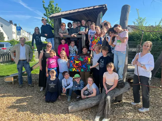 Pünktlich um 10.30 Uhr stürmten die Schüler und Schülerinnen der Klassen 4a und 4b der Sonnenbergschule gemeinsam mit ihren Klassenlehrerinnen, Frau Redeker und Frau Preuß, das Dorfcafé Buntes Sofa in Ardey. Die Kunstkooperation zwischen der Schule und dem Förderverein Dorfgemeinschaft Ardey ist auch in diesem Jahr wieder ein voller Erfolg. Die Bilder wurden in den Klassenräumen von den Kindern in einer Performance dargestellt, digitalisiert und dann auf Leinwand übertragen. Angelehnt an den amerikanischen Pop – und Streetartkünstler Keith Haring, bringen die Bilder, die in diesem Jahr unter dem Motto standen „Wir bleiben in Bewegung“, viel Farbe ins Dorfcafé Buntes Sofa. Birgit Fuchs und Klaus Böning vom Caféhausteam bedankten sich bei den beiden Schulklassen für die Aktion mit Obst, Kuchen und Getränken. Die Bilder werden bis zum 20. Juli im Café ausgestellt und wandern im Anschluss zum Dorfgemeinschaftshaus Strickherdicke. Foto: Böning