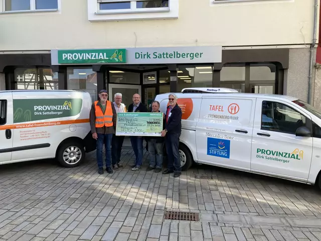 Zum Empfang der Spende von 2.000 Euro von Dirk Sattelberger und 1.000 Euro von der Vereinigung „Provinzialer helfen“ fuhr die Tafel Fröndenberg e.V. mit großen Fahrzeugen auf. Der Scheck über den Gesamtbetrag von 3.000 Euro freute den Vorsitzenden Kurt Potthoff und die Mitarbeiter der Fröndenberger Tafel sehr. „Wir sind immer bereit, diese wertvolle Arbeit zu unterstützen“, meinte Dirk Sattelberger und hofft, dass sich weiterhin viele Spender finden. „Es kommt nicht auf die Größe der Spende an“, erklärt Kurt Potthoff, „jede Gabe ist willkommen!“. Foto: Betti Sattelberger