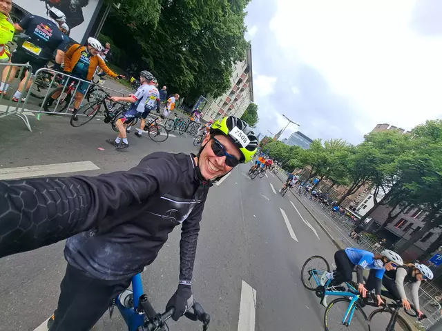 Am Sonntag nahmen wir bei dem Jedermannrennen des Radsportklassikers Rund um Köln teil. Das älteste Radrennen Deutschlands bot 60 und 120 Kilometerrunden durch das Bergische Land an. 
Die 60er Runde die ich absolvierte bot knackige Anstiege zum Sand (12%) und den legänderen Kopfsteinpflaster zum Schloss Bensberg (10%) hoch. Hier war auch die Stimmung am Straßenrand gut. Am Ende standen auf dem Tacho 69 Kilometer und ein 28,5er Schnitt bei knapp 500 Höhenmeter. 

Die gewerte Zeit wich davon natürlich ein bisschen ab. So kam ich auf einen zufriedenen Platz von 2.492 von 4.000 Teilnehmern. 

Ein geiles Event. Die nächsten Rennen können kommen. | Foto: Patrick Jost 