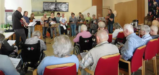 Etwa 40 Seniorinnen und Senioren waren der Einladung zu einer musikalischen Andacht im Mendener St. Vincenz Altenheim gefolgt, die vom Chor "GLS - Gott liebt Senioren" gestaltet wurde. Die mit Gitarren- und Klavierbegleitung vorgetragenen Lieder fanden regen Anklang bei den älteren Menschen. "Wir sind seit mehr als 20 Jahren in etlichen Senioreneinrichtungen der Umgebung unterwegs. Unser Ziel ist es bei diesen Veranstaltungen, eine Einladung zum christlichen Glauben auszusprechen und den Senioren damit eine Kraftquelle für alle Lebenslagen aufzuzeigen," erklärt Chormitglied Joachim Finsterbusch. Dass dies auch bei dieser Andacht gelungen ist, zeigten positive Rückmeldungen von Bewohnern des Hauses. Foto: Finsterbusch