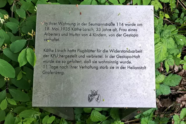 Tödlicher Widerstand gegen den nationalsozialistischen Terror: Vor 90 Jahren wurde die im kommunistischen Widerstand aktive Essenerin und vierfache Mutter Käthe Larsch von der Gestapo in ihrer Wohnung in der Seumannstraße von der Gestapo verhaftet. Ihr Ehemann war im illegalen Widerstand bereits Ende 1933 verhaftet worden und verbüßte deshalb eine Zuchthausstrafe. Nach der Verhaftung von Käthe Larsch am 18. Mai 1935 folgten Tage mit brutalen Verhören. Schließlich verstarb sie nach dem Einleiten einer sogenannten "Zweckpsychose" in der Nervenklink Düsseldorf-Grafenberg, die ihr eigentlich Informationen über die Vernetzung weiterer Widerstandsgruppen entlocken sollte. Ihr Tod erfolgte am 29. Mai 1935, keine 11 Tage nach ihrer Verhaftung. Die ausführliche Geschichte, auch zum üblen Schicksal ihrer Kinder, die bis 1945 in einem Heim der Stadt Essen nationalsozialistisch erzogen werden sollten, gibt es weitere Informationen in einer Radiosendung im Bürgerfunk.  Zu hören am 29. Mai 2025 um 19: 04 Uhr bis 19: 55 auf der Frequenz 102,2 UKW) bzw. über die Webseite von Radio Essen . 
Eine Bürgerfunkproduktion von "Medienzentrum Ruhr macht Radio"- MZR e.V.  | Foto: Walter Wandtke