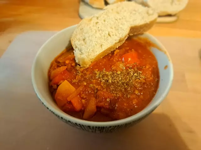 Spanischer Chorizo-Feuertopf, garniert mit Süßkartoffeln und erlesenen Gewürzen. Dazu wurde Brot gereicht. | Foto: Patrick Jost