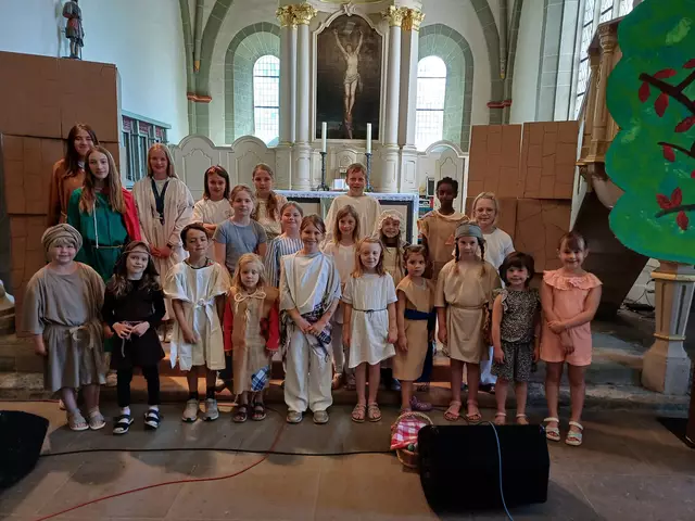 Am Sonntag, 29. Juni, führt der Kinderchor der Musikschule in der Stiftskirche im Rahmen des Gottesdienstes um 10 Uhr das Musical "Zachäus" auf.

Die Geschichte des geldgierigen Zöllners Zachäus, der sein Leben nach der Begegnung mit Jesus komplett ändert, ist viele Jahrhundert alt. Was hat sie uns heute noch zu sagen? Diese Frage gehen die Kinder und Jugendlichen bei der Aufführung des Kindermusicals zusammen mit Pfarrerin Hanna Sprakel nach.

Das Bild entstand bei der Probe am letzten Samstag, die leider aufgrund des Feiertags schlecht besucht war. Bei der Aufführung werden über 30 Kinder und Jugendliche teilnehmen. Die Leitung hat Ramona Timmermann. Foto: Timmermann
