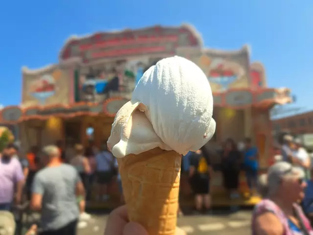 Bei den Temperaturen wie letzte Woche auf der Fronleichnamskirmes in Sterkrade ist Eis ein Muss. Es sollte aber zügig gegessen werden xD. | Foto: Patrick Jost