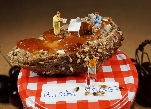 Unsere liebe Schwiegertochter versorgt uns immer mit selbst gekochter Marmelade. 🫶 Erst gab‘s Erdbeermarmelade, nun „Kirsche“. So schmeckt das Frühstück noch besser. 😋