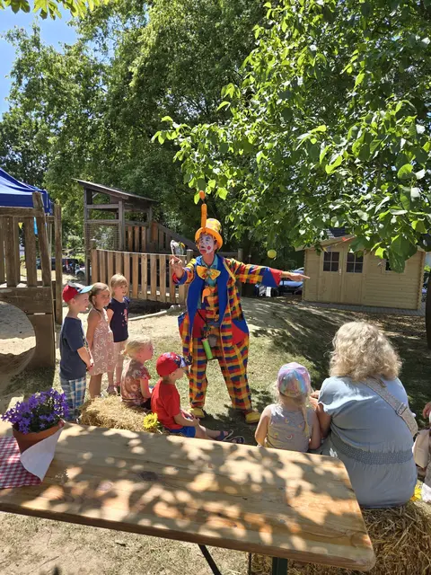 Am Freitag, 4. Juli, hat das DRK Familienzentrum „Am Salzweg“ in Lendringsen ihr großes Sommerfest gefeiert. 
Neben einem verrückten Clown, eine Feuerwehrhüpfburg, Food-Truck, Entenangeln, Schatzsuche im Sandkasten, Glitzer-Tattoos, einer riesigen Foto-Wand, einem selbstgebautem Eiswagen, der den Kindern Eis spendiert hat der Förderverein eine große Tombola organisiert. Hierbei sind sage und schreibe 1.455,70 Euro eingenommen worden, die den Kindern nun zugutekommen werden. Das Fest war ein voller Erfolg und das Familienzentrum ist stolz auf die große Hilfsbereitschaft der Helfenden und sagt ein ganz großes Danke schön für diesen tollen Tag. Foto: Marion Battista
