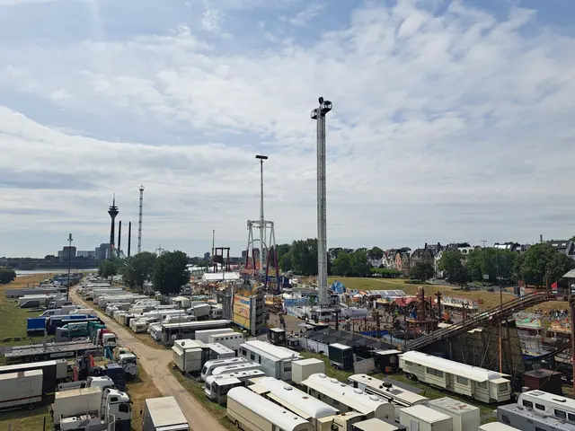 Die Rheinkirmes in Düsseldorf lockt auch in diesem Jahr wieder mit grandiosen (und teilweise seltenen Fahrgeschäften in der Region NRW), teuren Preisen, Altbier, Leckereien, keinen Familientag und kein Nebel an Fahrgeschäft. Spaß hat die Sause am Samstag trotzdem gemacht. Also nix wie hin. | Foto: Patrick Jost