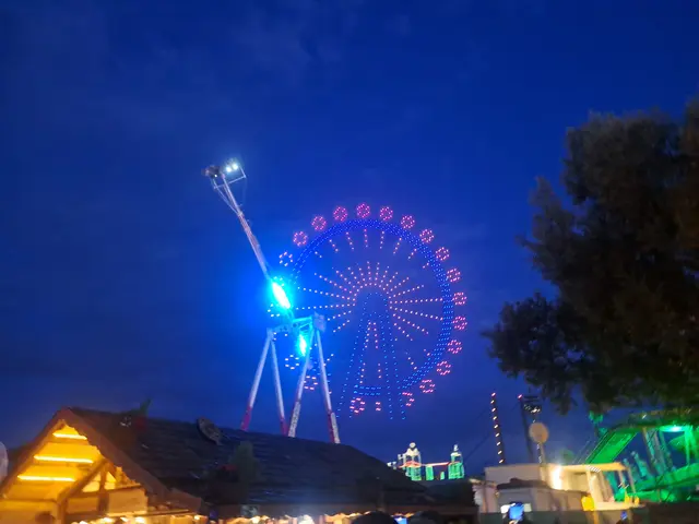 Die Düsseldorfer Rheinkirmes präsentierte ihrem Publikum am Samstagabend eine Dronenshow. Das sorgte für Staunen, zauberten die unbemannten Flugkörper doch einige tolle Bilder an den Himmel. Dazwischen dauerte es aber immer ein bisschen, bis die Dronen in Position waren, was ein wenig langweilig daher kam. Alles in Allem aber doch in Ordnung.  | Foto: Patrick Jost