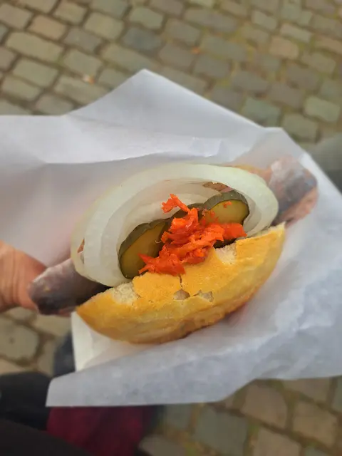 Ein Fischbrötchen auf der Rheinkirmes 2025.  | Foto: Patrick Jost