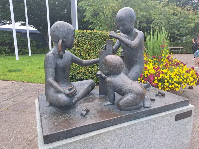 Vor dem Legoland Billund gibt es das Lego-Denkmal. Es wurde 1993 anlässlich eines Jubiläums gestiftet. | Foto: Patrick Jost