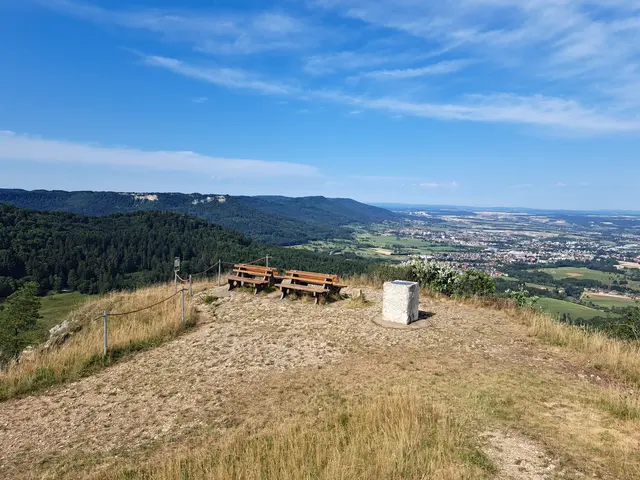 Wer auf die Alb wandert hat definitiv eine Pause verdient. Ausblick inklusive. Eine Burgruine und ein kleines Felsenmeer lag ebenfalls auf der Route des Traufweges bei Albstadt (BW). | Foto: Patrick Jost